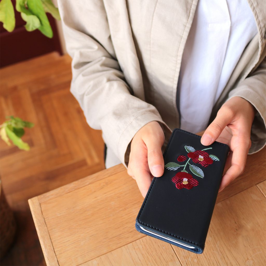 動物や花々の刺繍が華やかなiphoneケースのご紹介 News